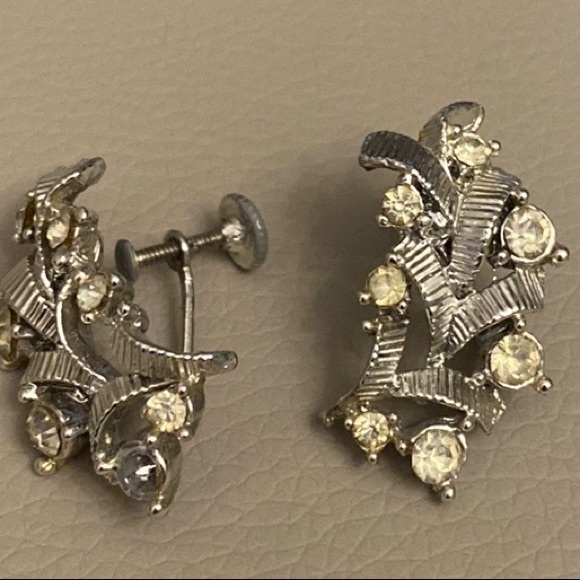 Vintage Coro Silver tone rhinestone screw back earrings - Picture 1 of 6